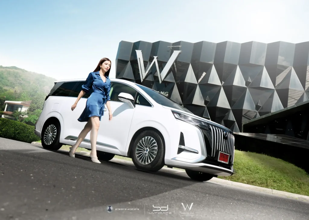 Denza คืออะไร? ทำความรู้จักแบรนด์รถยนต์ไฟฟ้าหรูจากความร่วมมือระหว่าง BYD และ Mercedes-Benz 3 ปก DZ คุณเจน Web H